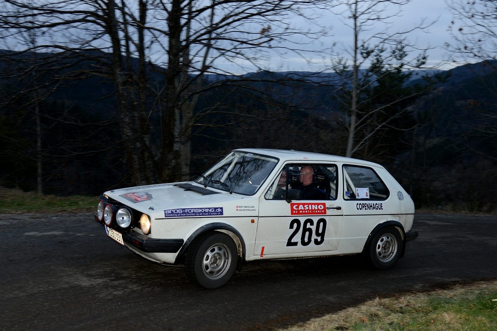I tusmørke kører Bent Mikelsen og Jan Østergaard deres VW Golf GTI op mod Col du Buisson, knapt 1100 meter over havet.